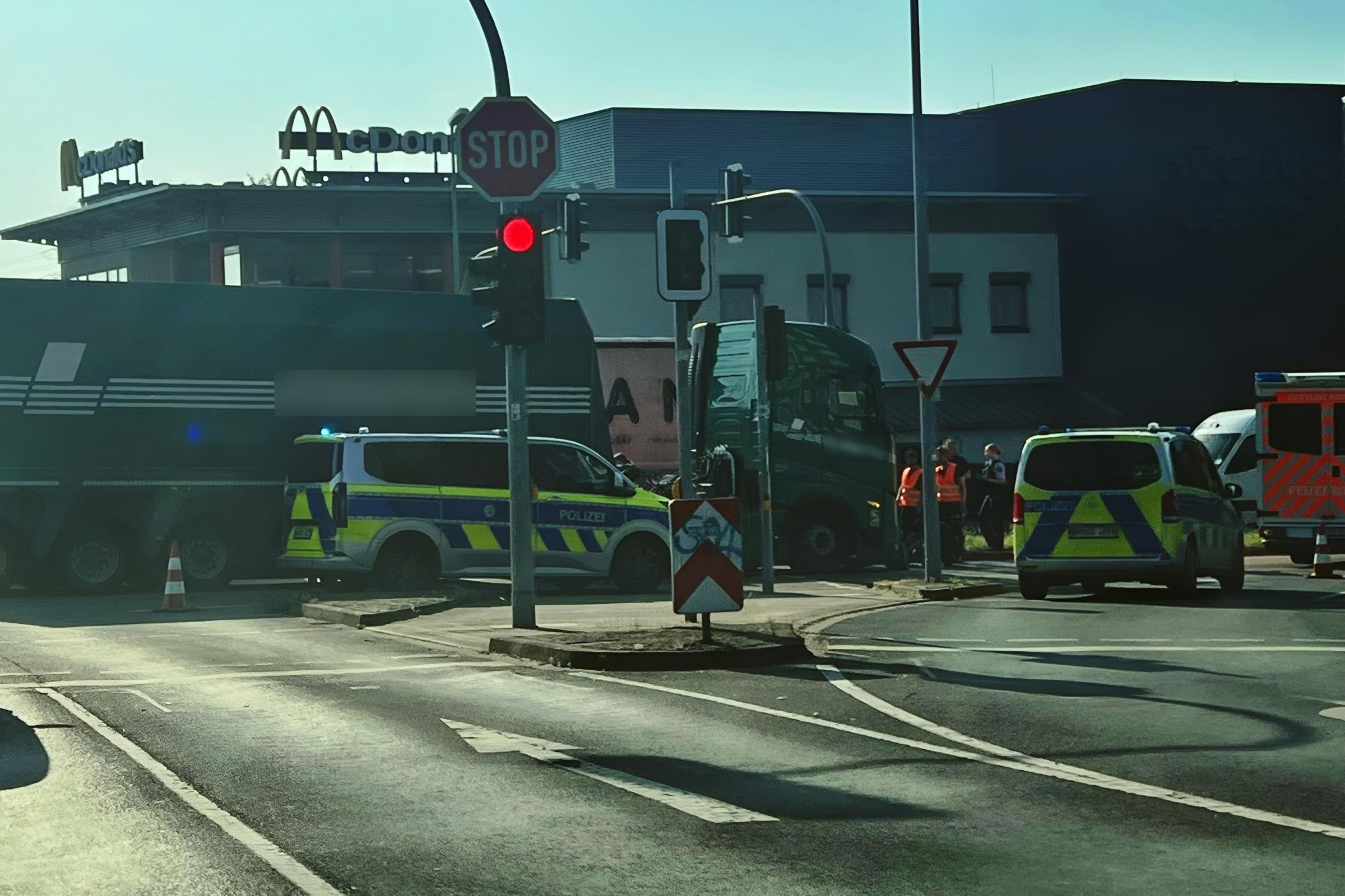 Unfall am Südring: Radfahrerin nach Zusammenstoß mit Lkw im Krankenhaus