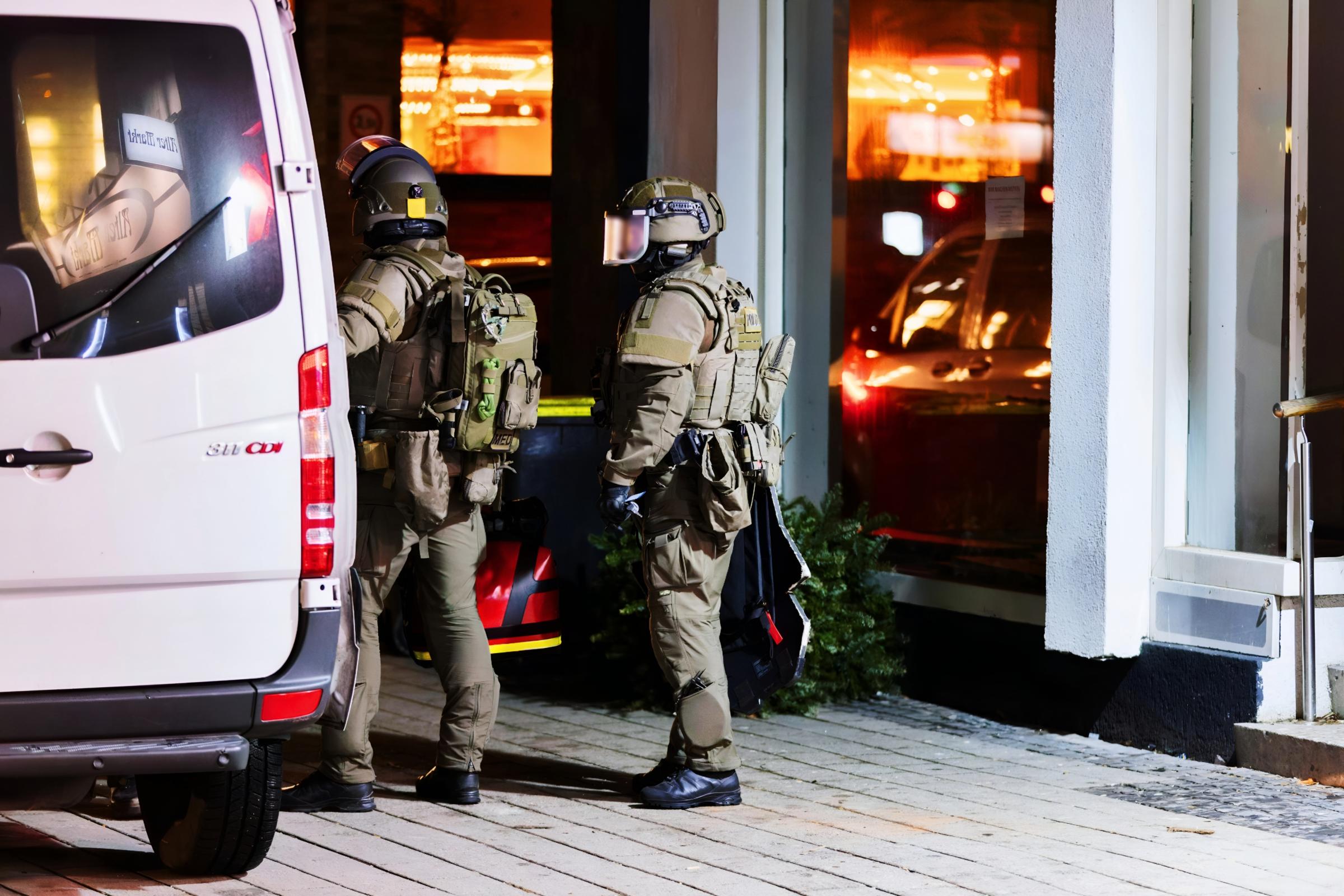 SEK Einsatz in Bottrop am Abend: Polizei durchsucht Objekt mit Spezialkräften, das steckt dahinter