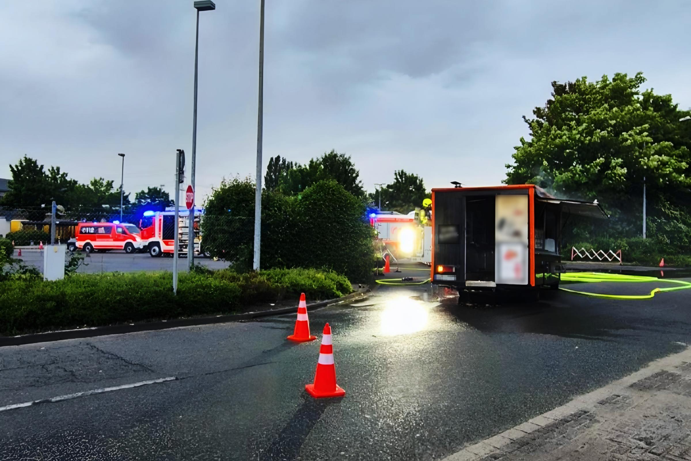 Feuerwehr Bottrop löscht Brand an Imbisswagen in Industriegebiet