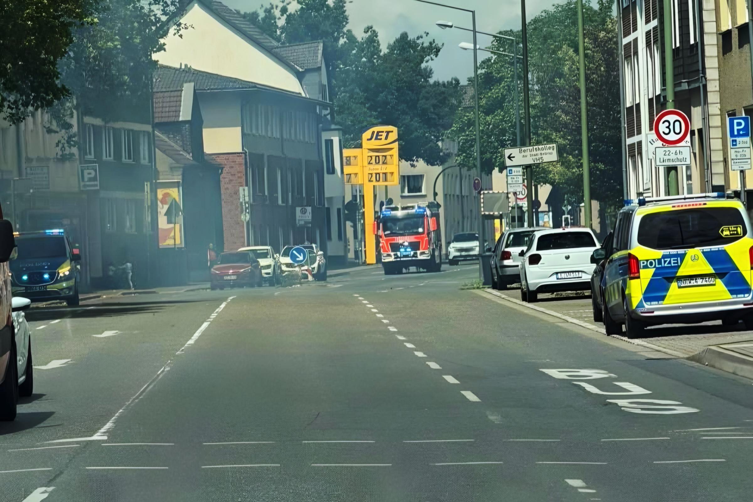 Gladbecker Straße: Löschfahrzeug bei Vegetationsbrand im Einsatz