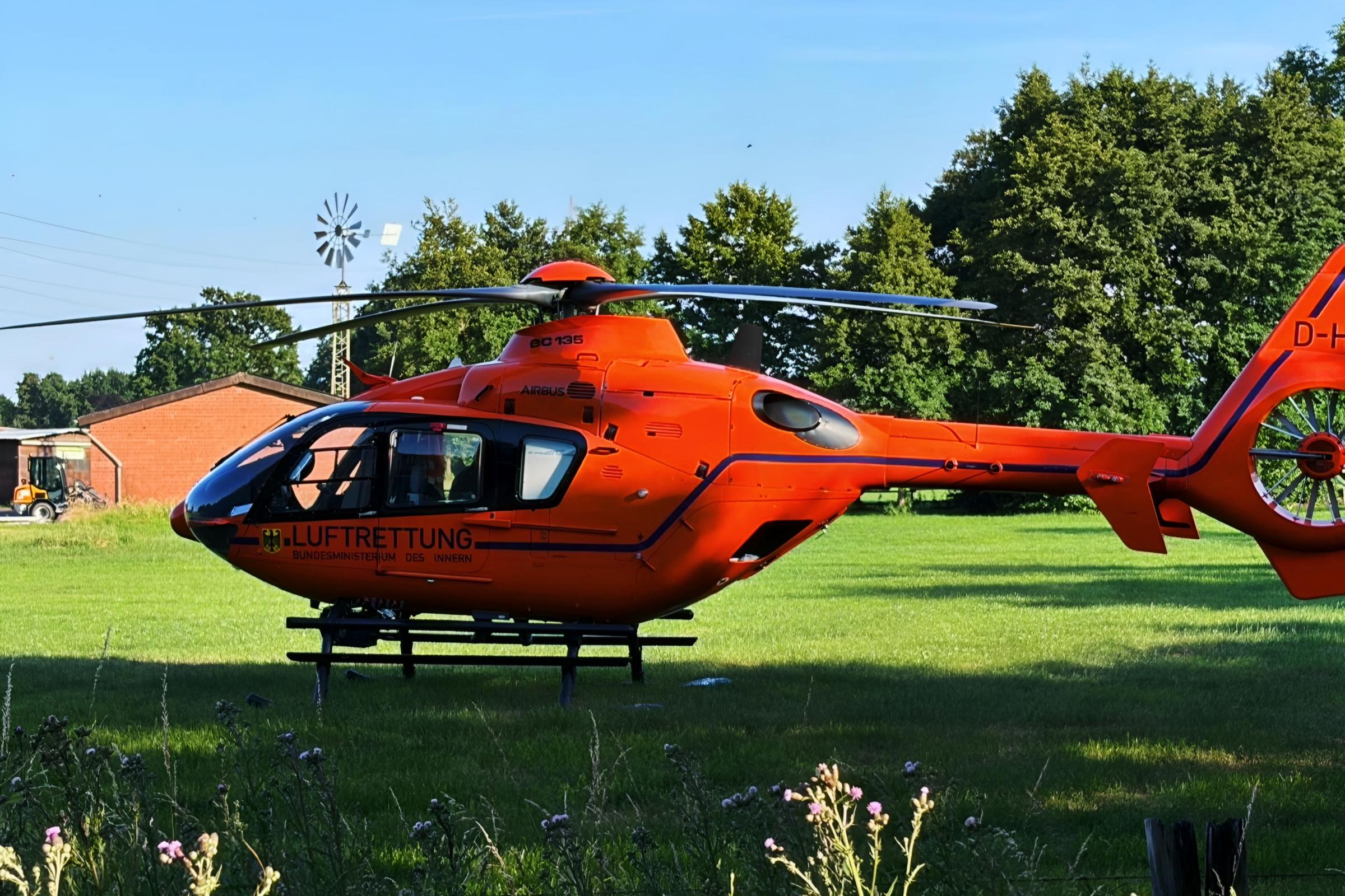 Unfall bei Dachdeckerarbeiten in Bottrop: Rettungshubschrauber bringt Patienten in Unfallklinik