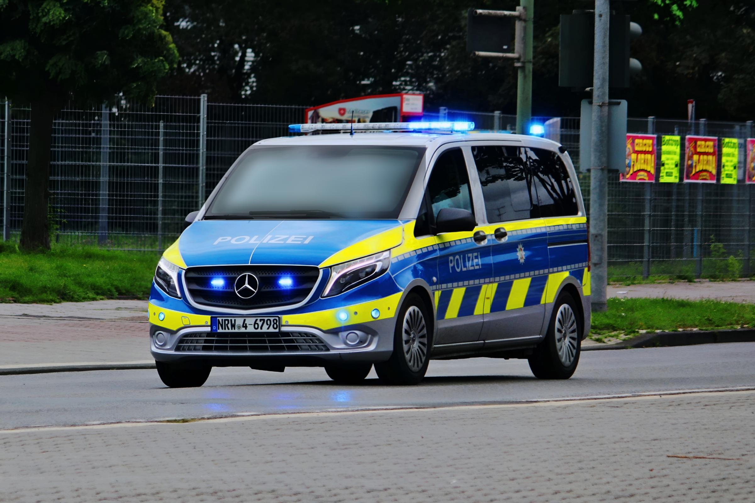 Verkehrsunfall zwischen Bus und Pkw auf der Essener Straße in Bottrop