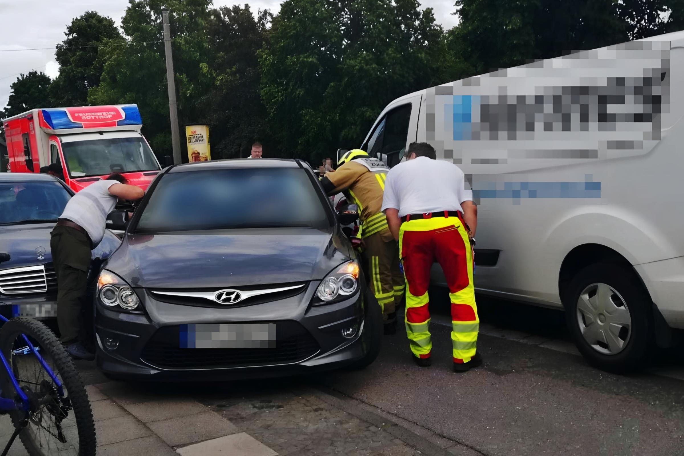 Verkehrsunfall auf der Horster Straße fordert zwei Verletzte – Polizei sucht Zeugen