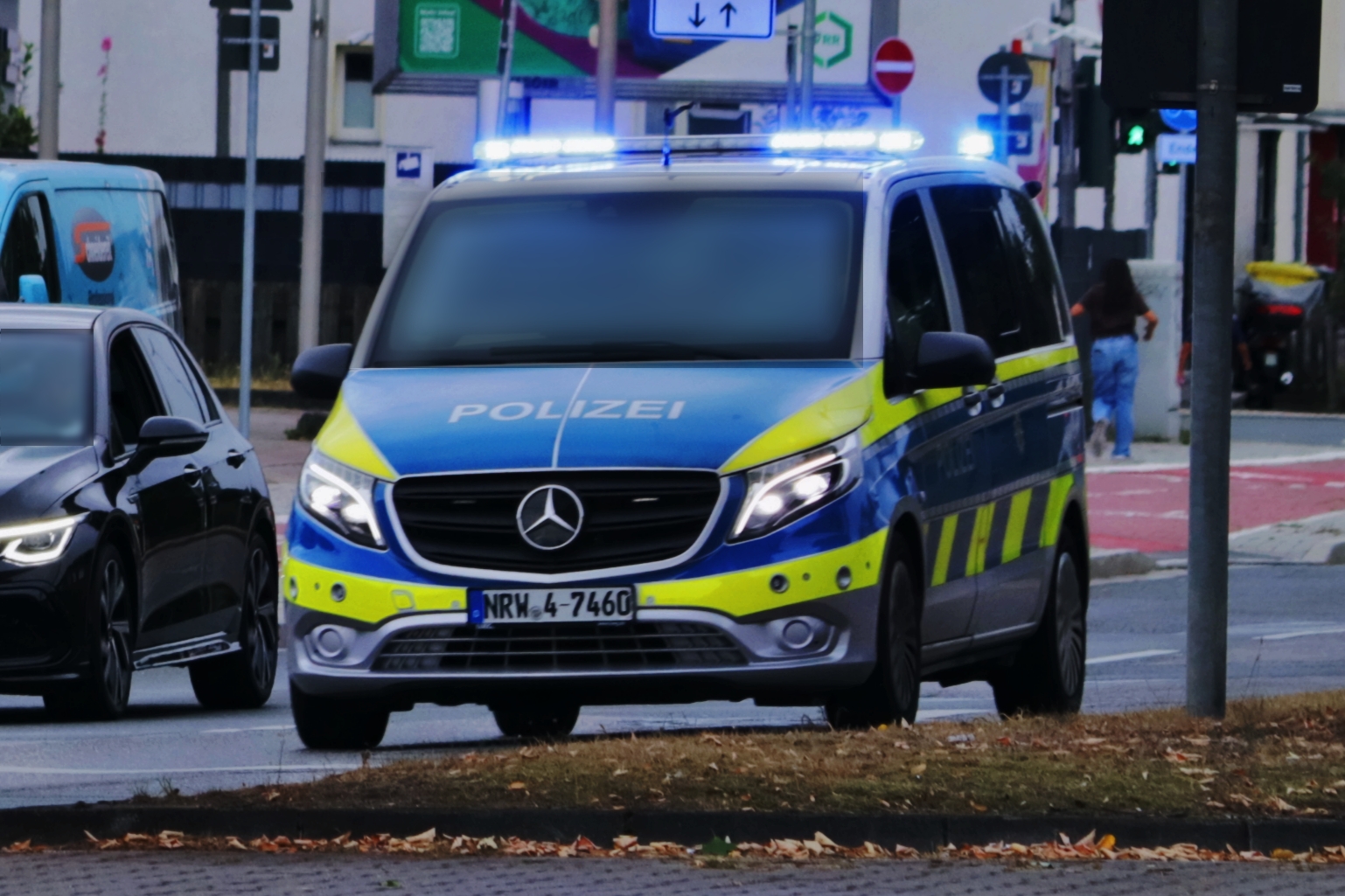 Nach Angriff auf zwei Bottroper am Berliner Platz: Polizei stellt zwei 17-Jährige und sichert Hockeyschläger