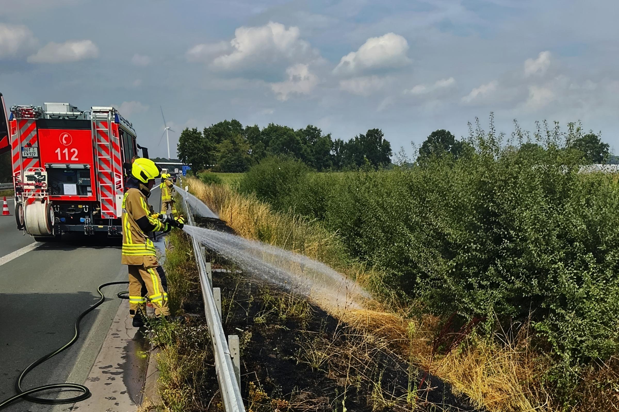 A31 bei Bottrop: Rund 100 Quadratmeter Grasfläche in Flammen