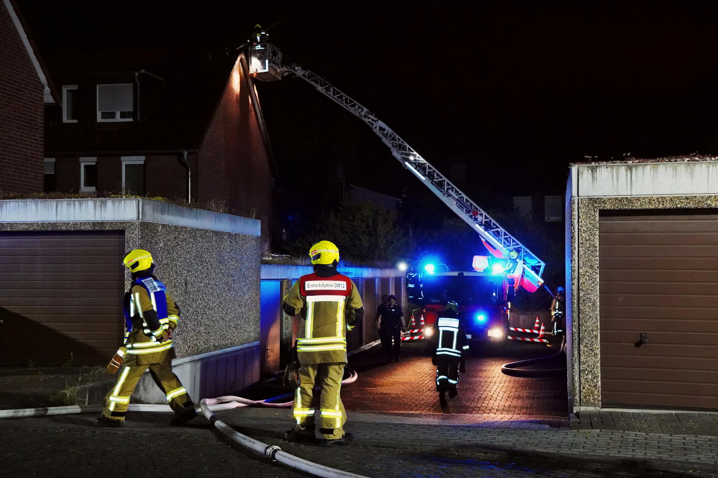 Siemensstraße: Laubenbrand greift auf Dachstuhl über – Wohnhaus unbewohnbar