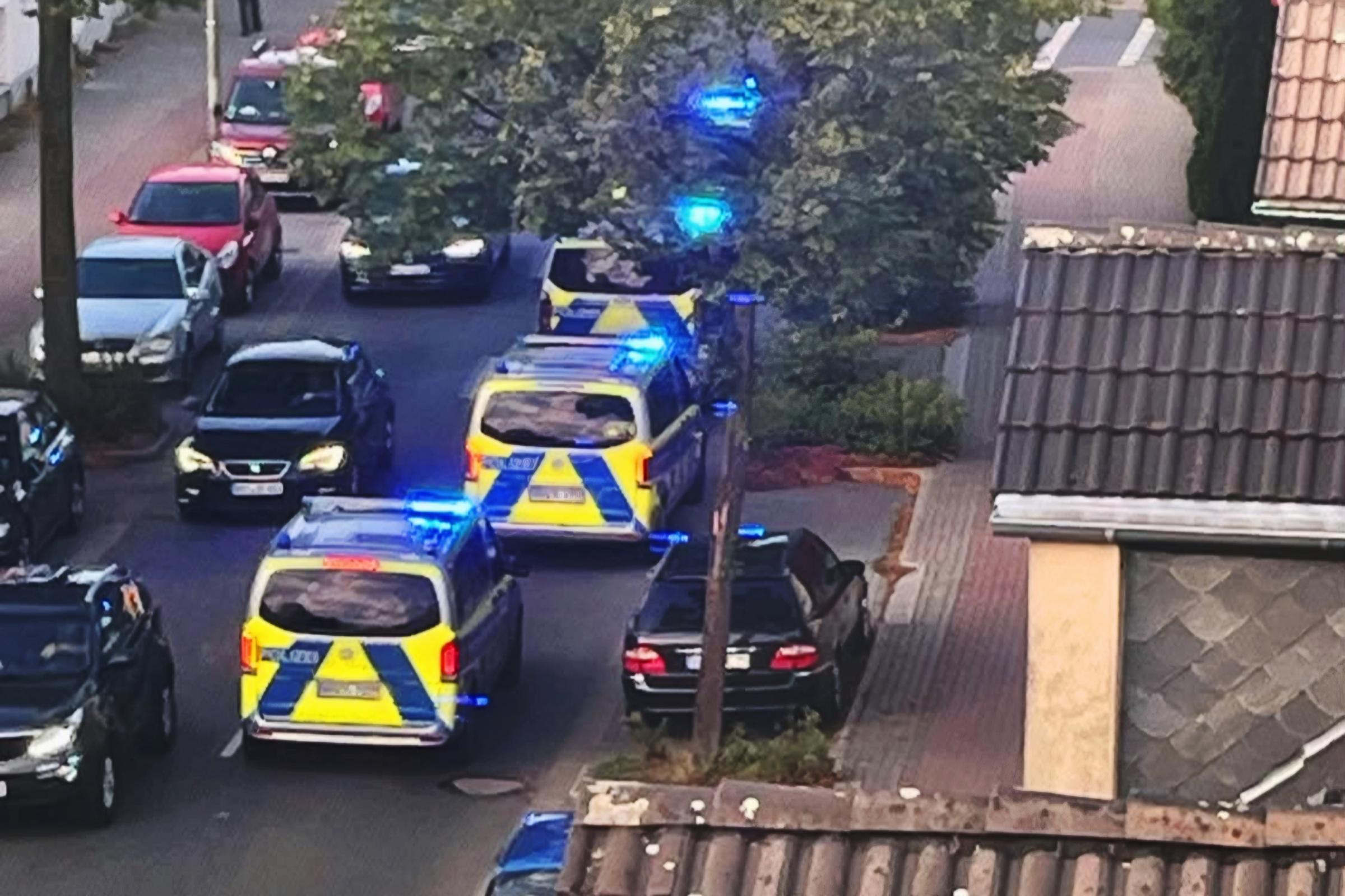 Verdächtiger möglicherweise noch im Haus: Polizei rückt mit mehreren Streifenwagen an