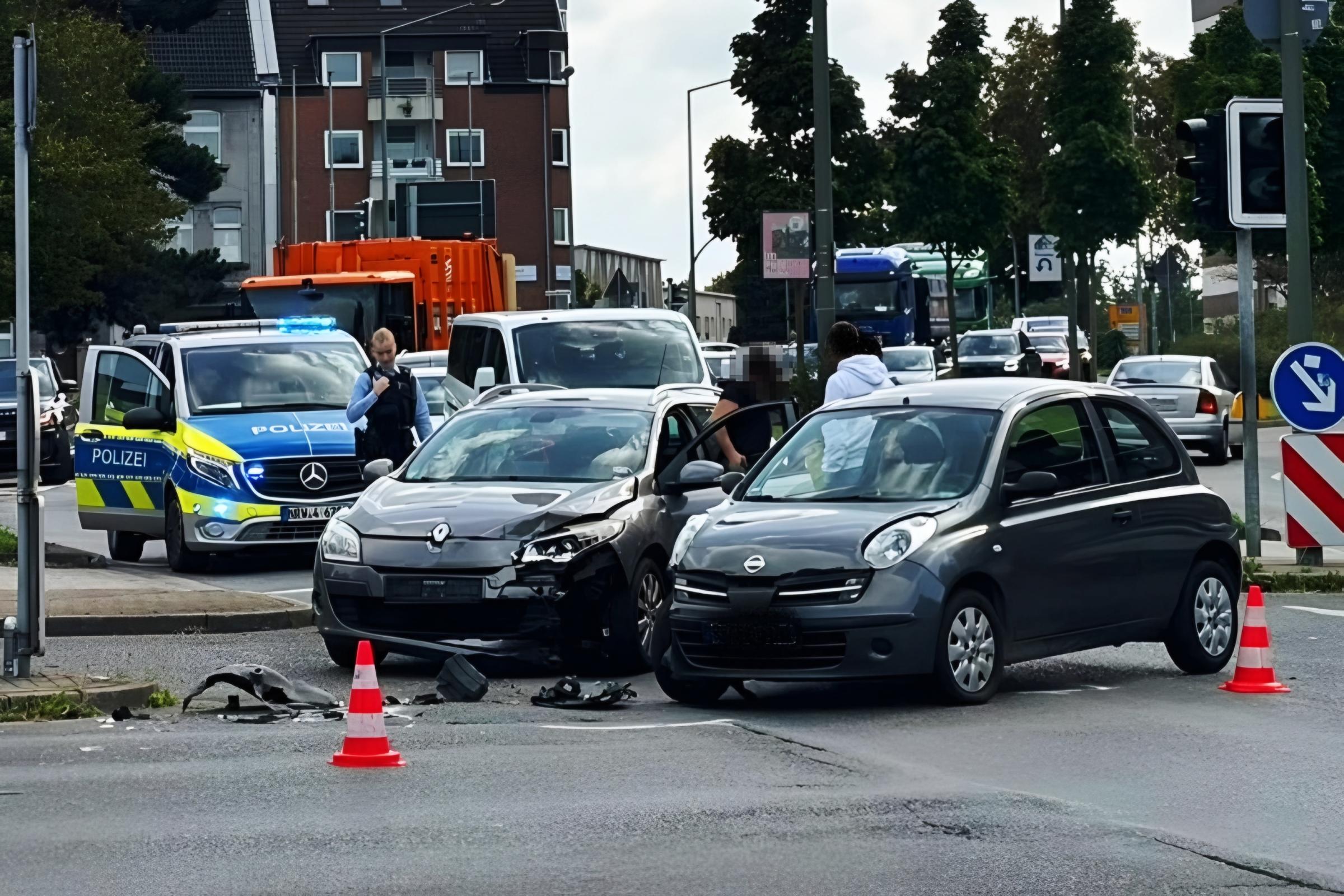 Unfall an großer Bottroper Kreuzung: Autofahrerin verletzt – 12.000 Euro Sachschaden