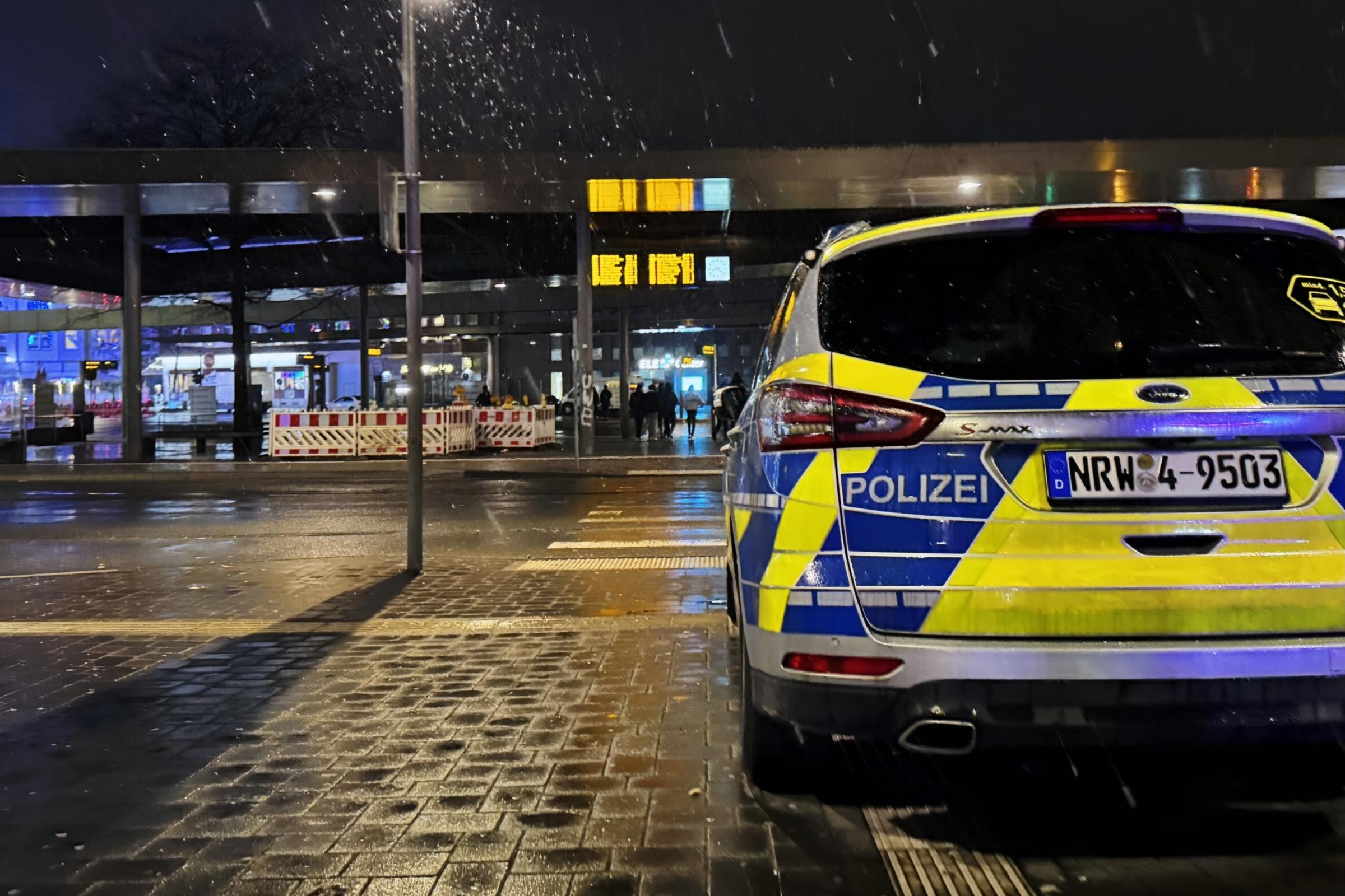 Nach Angriff mit Hockeyschläger-Versuch: Polizei verhängt ZOB-Verbot gegen 17-Jährigen